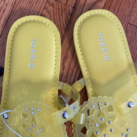 Yellow Medallion T-strap sandals - Picture 3 of 6
